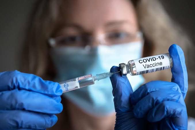 La vacuna COVID19 se aplicará ahora en los glúteos.
