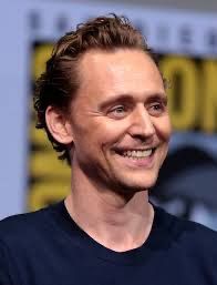 Tom Hiddleston fallece en un accidente de tráfico.